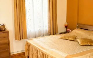 Vilă Ultracentrală Pașcani – Poziție pe Colț, Pereți 60 cm, Mobilată și Utilată - Poză 1