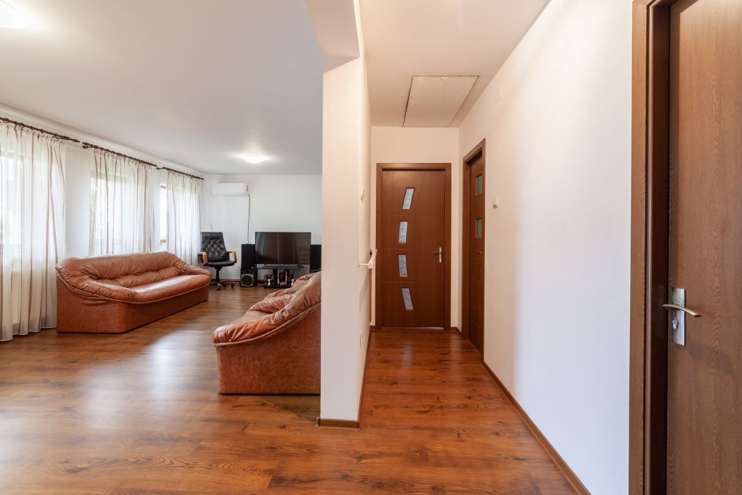Casa de vanzare in Albota – liniste, spatiu si acces rapid catre Pitesti! - Poză 8