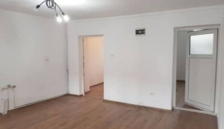 Casa cu potential in Mehala- 2 camere- curte comuna- extindere