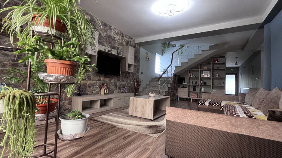 Casa de vânzare în Vulcana Pandele, la o distanță mica de oraș! - Poză 7