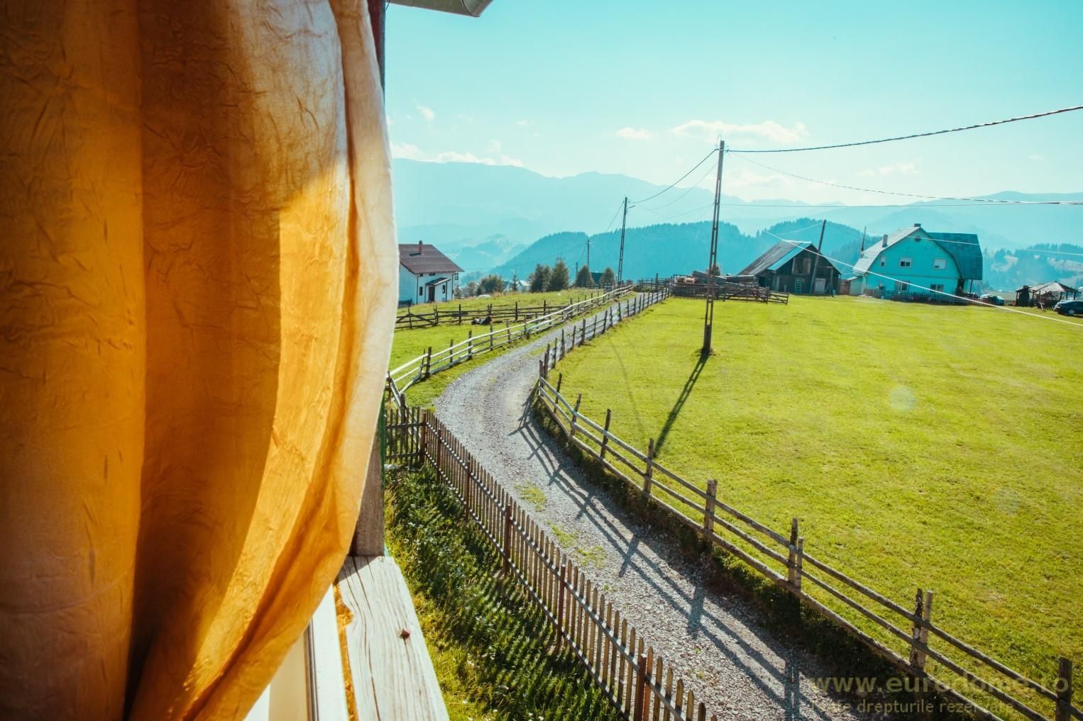 Exclusivitate - casa rustica, priveliste deosebita, 45 km de Brasov - Poză 2