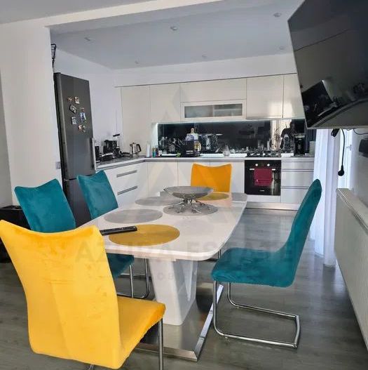 Apartament 3 camere 83 mp utili curte si 2 locuri parcare in Selimbar - Poză 1