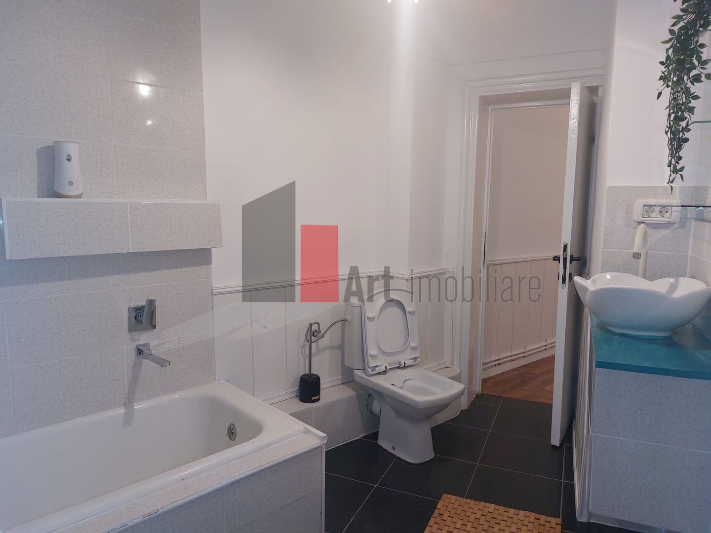 Spatiul "BAIXA" , parter de vila, renovat recent, liber - Poză 12