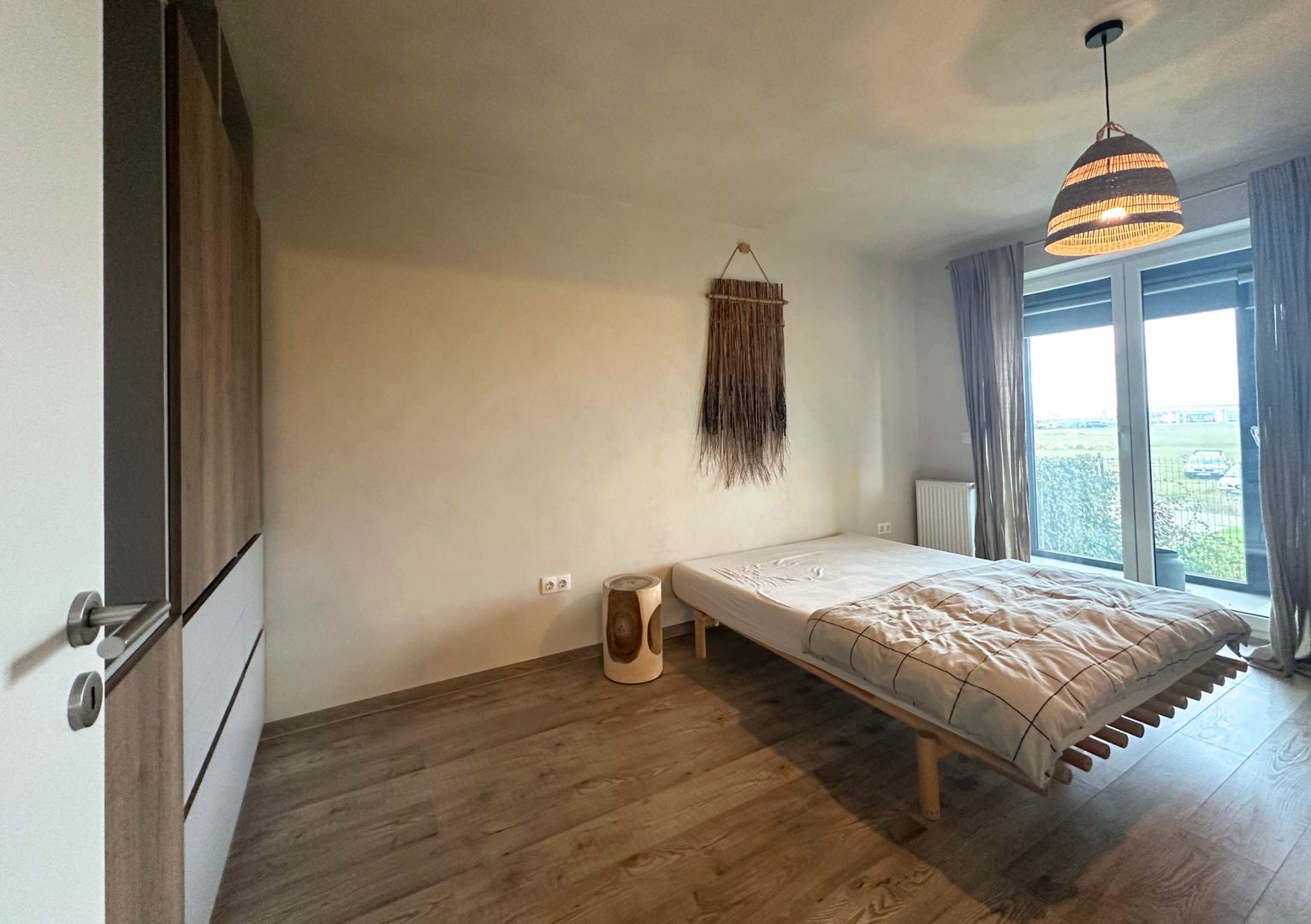 Apartament 2,5 camere chic cu grădină balcon vitrat și mobilier premium - Poză 13