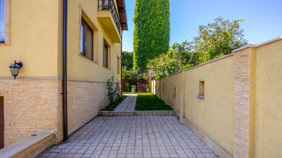 9 camere, 5 bai, spatiu hobby, gradina, garaj,locatie buna - Poză 27