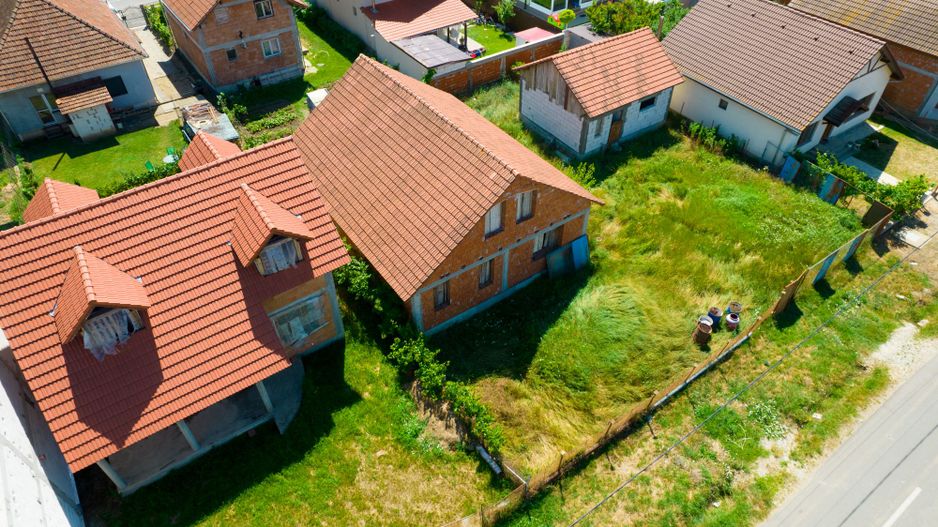 Casă la roșu în Livada - Poză 5