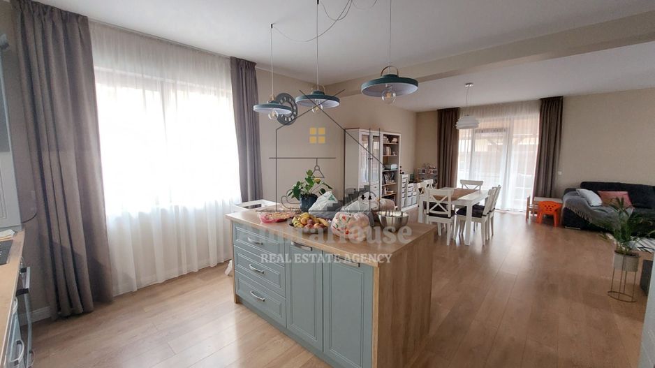 Duplex ultrafinisat mobilat utilat cu 2 locuri de parcare zona Terra - Poză 1