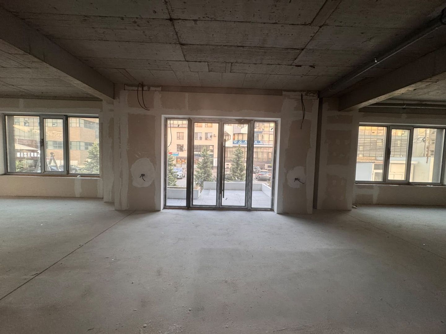 Spațiu comercial ultracentral - prima inchiriere - Poză 3
