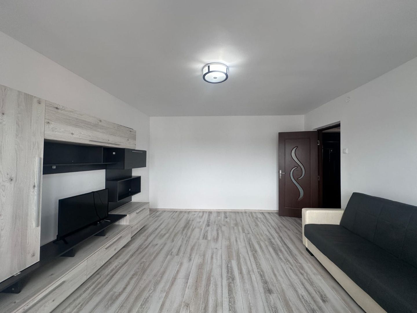 Renovat! Inchiriere apartament cu 2 camere in micro 4 - Targoviste - Poză 1