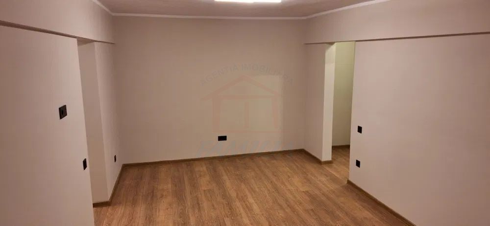 Vanzare apartament 2 camere in Centru, 48 mp, 75.000 EURO - Poză 3