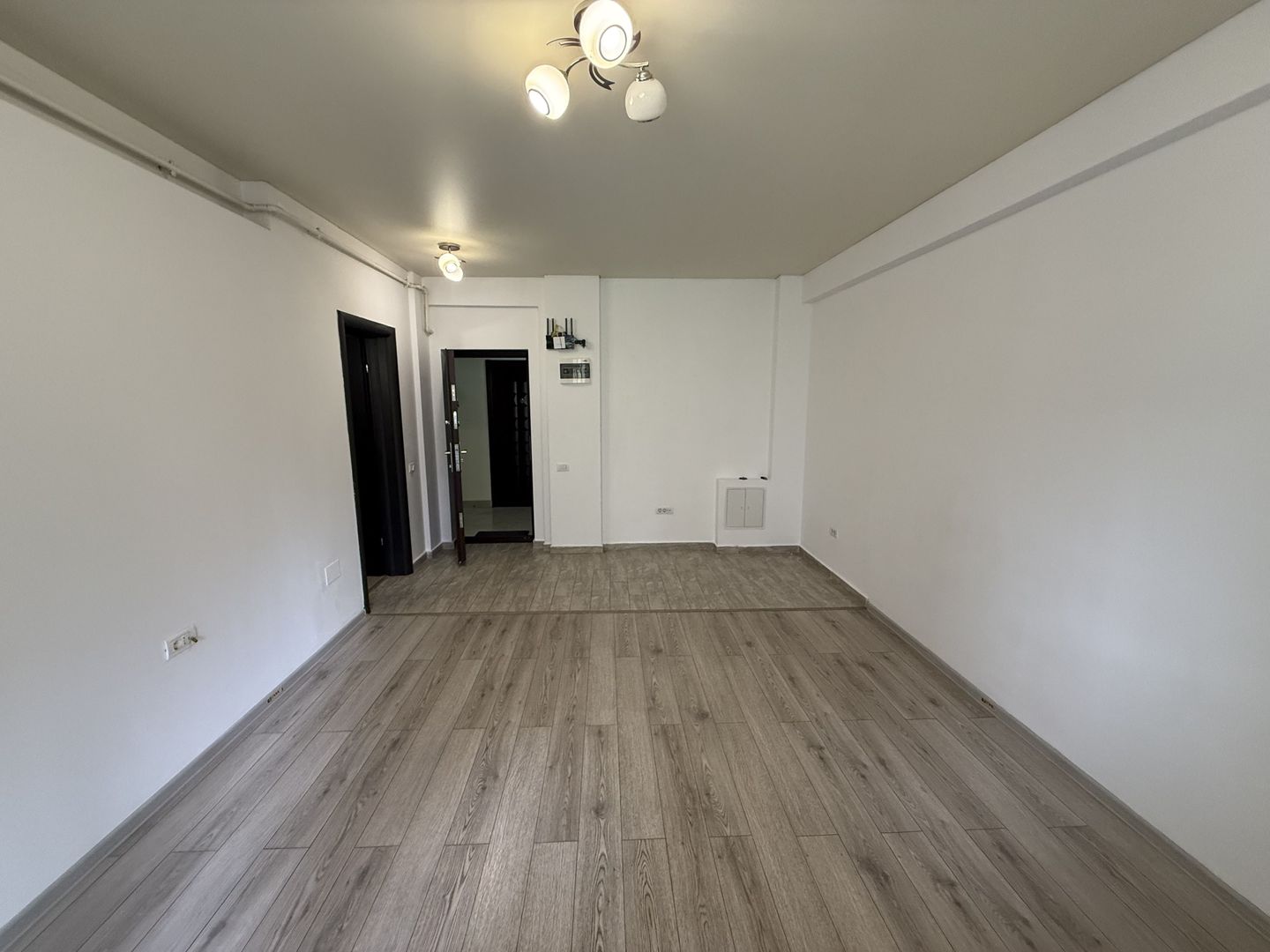 Garsonieră dublă 39mp- living + dormitor + balcon mare - Etaj 1 - Poză 2