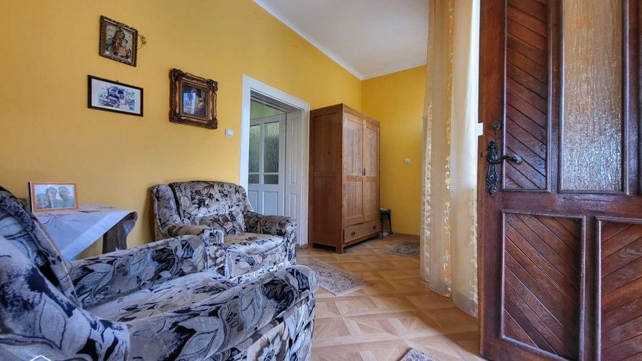 Casa cu doua corpuri de cladire si anexe, teren 1350 mp, Savarsin - Poză 4
