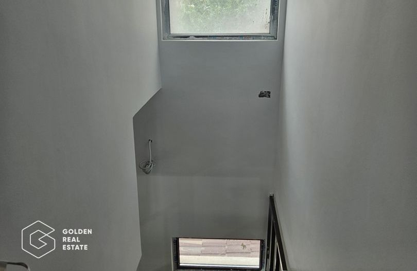 Vila cu 5 camere, 4 bai, Otopeni-centru, COMISION 0, renovata complet - Poză 8