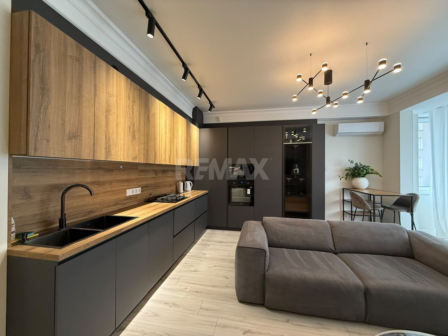 Apartament cu 2 dormitoare si living chiar in centrul Chișinăului - Poză 6