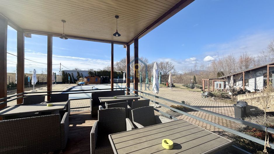 Proprietate unică de vânzare – piscină, restaurant, terasă - Poză 6