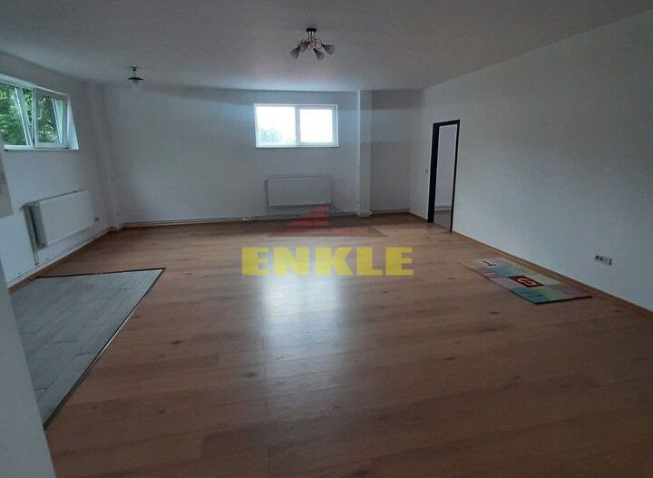 Hala 280 mp + apartament cu 4 camere la etaj /150 mp/ Zona Industriala - Poză 1
