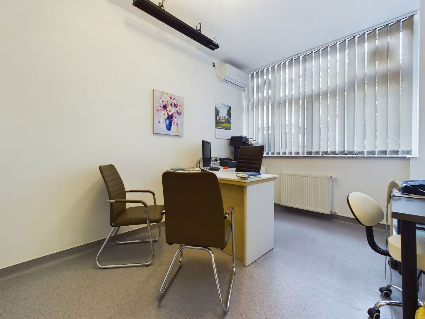 Spațiu Medical Versatil: Cabinet pentru 3 medici - Poză 1