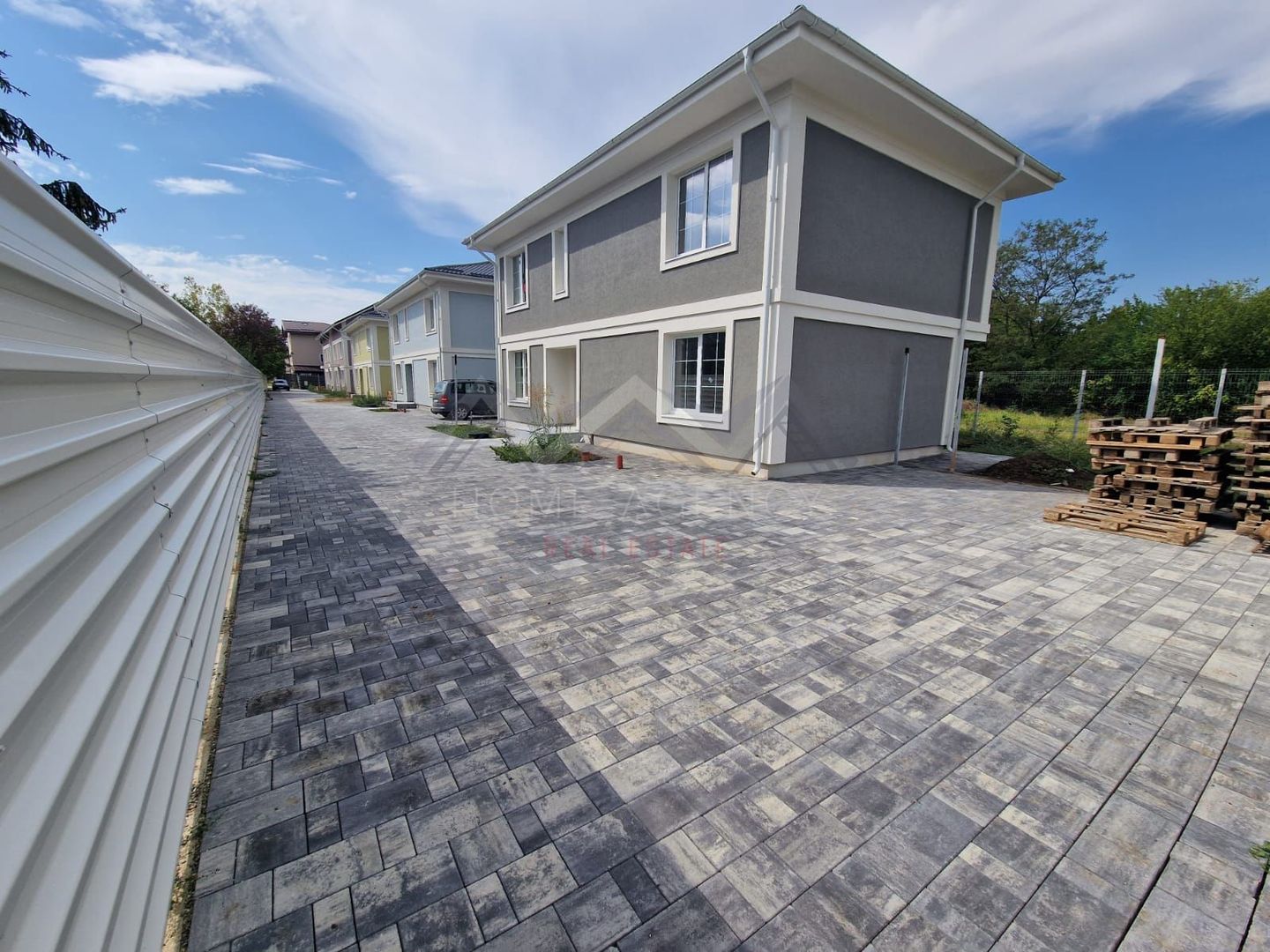 Casă de vânzare Otopeni- P+1 sau P+1+M, 2 locuri parcare, acces facil către DN1 - Poză 1