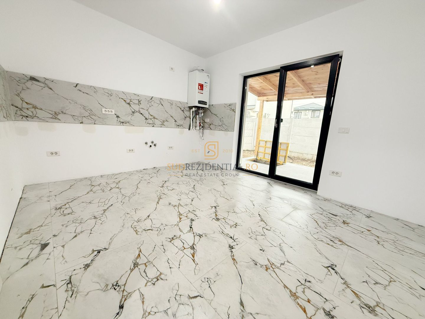 Vila individuala cu 5 camere / 3 bai / dressing / teren 343 mp - Poză 5