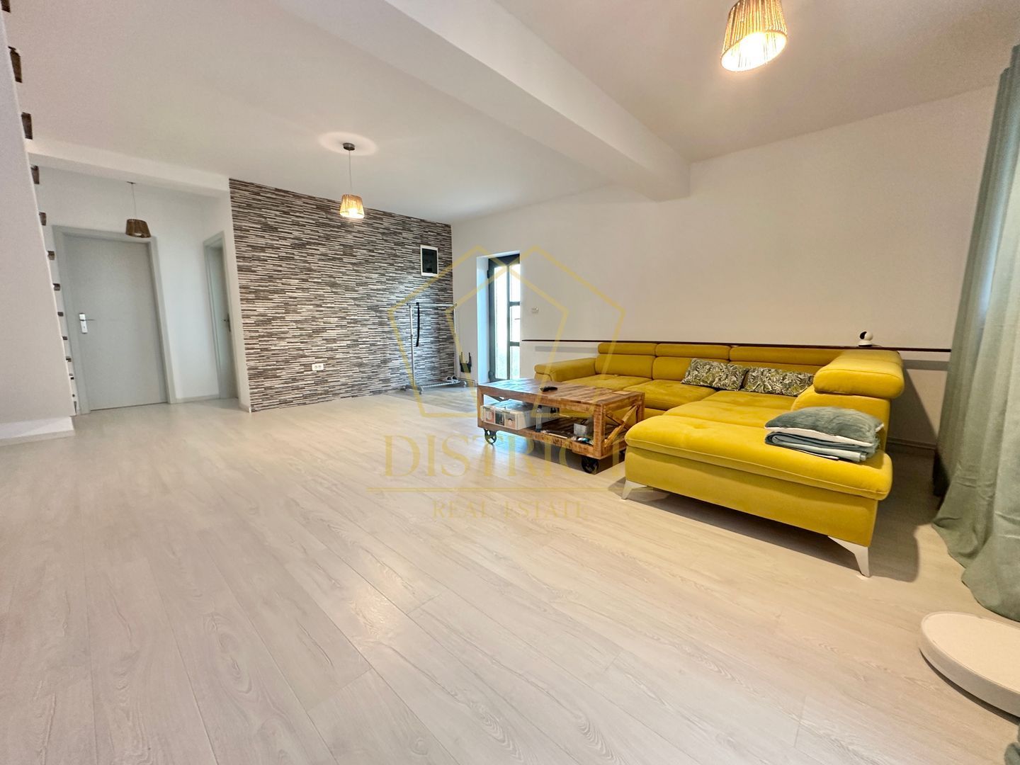 Duplex cu 4 camere si dressing mobilat in Giroc zona Planetelor la asfalt. - Poză 2