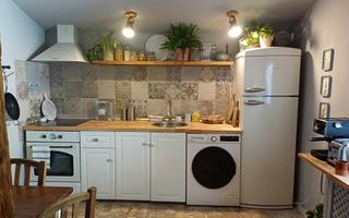 Casă renovată, cu terasă și grădină, în zonă Centrala - Poză 4