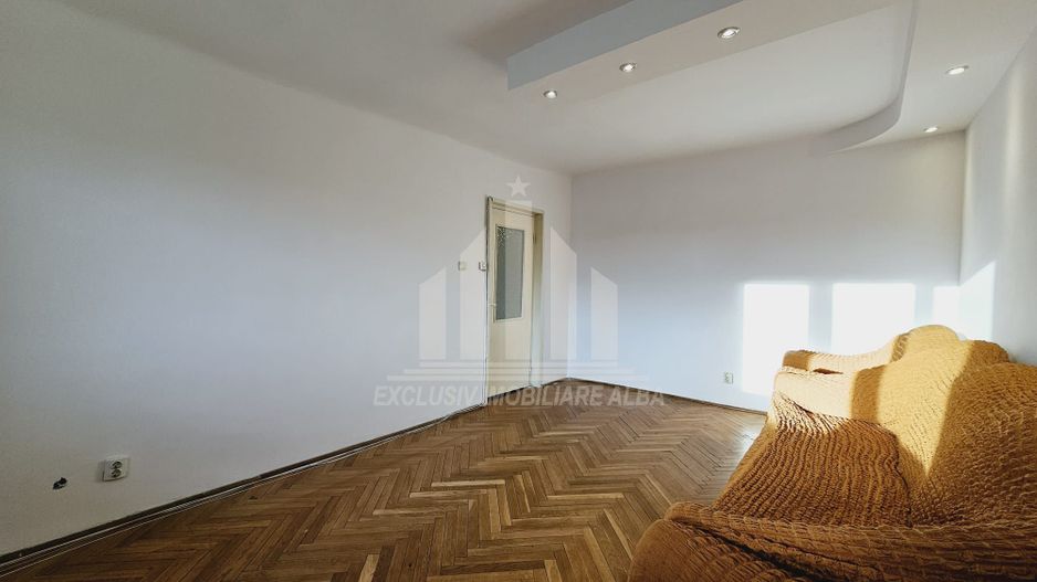 Apartament cu 4 camere decomandate, Cetate - Poză 2