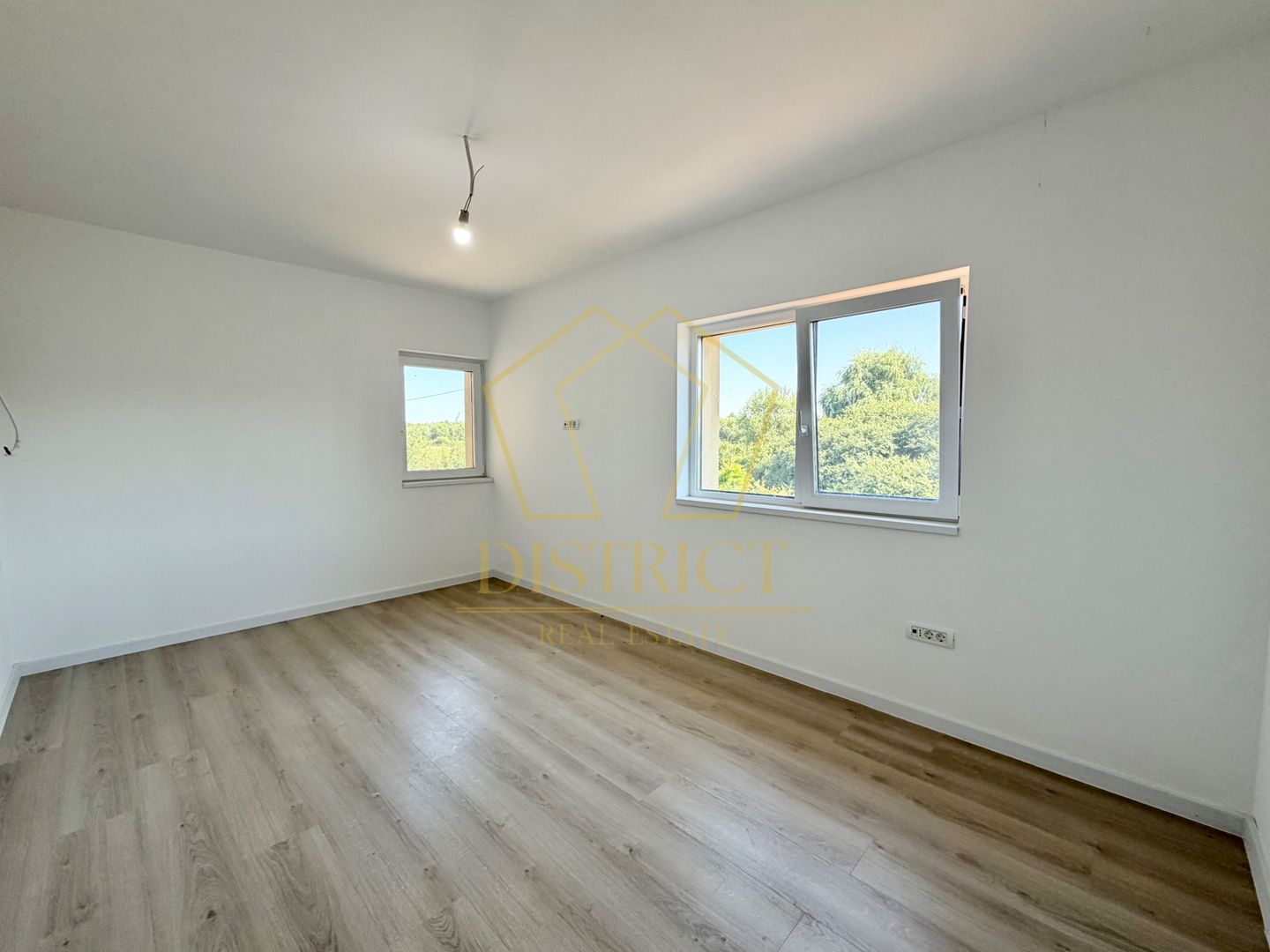 Duplex cu 5 camere si 2 bai, 470 mp teren si 115 mp utili in Ghiroda. - Poză 13