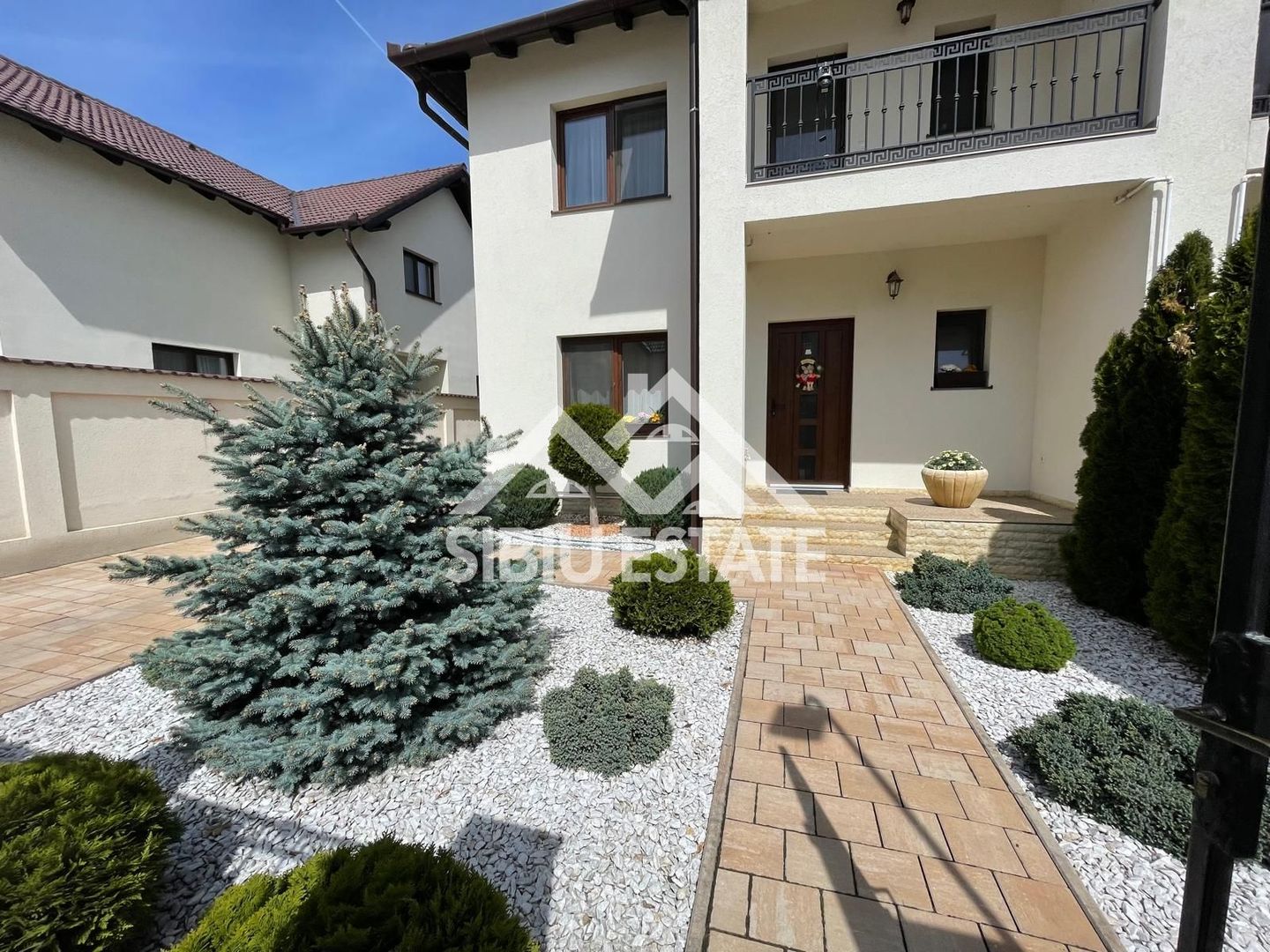 Duplex elegant, gata de mutare – finisaje premium, curte amenajată - Poză 1