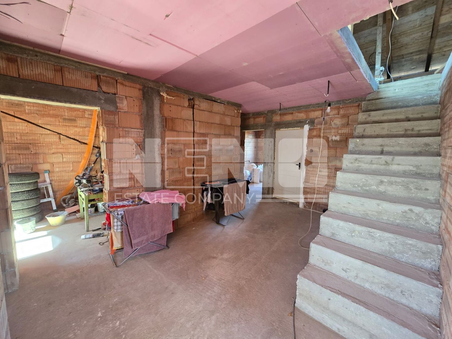 Casă la roșu la 165000 euro I Pe teren de 32 de ari I Măneuți - Poză 2