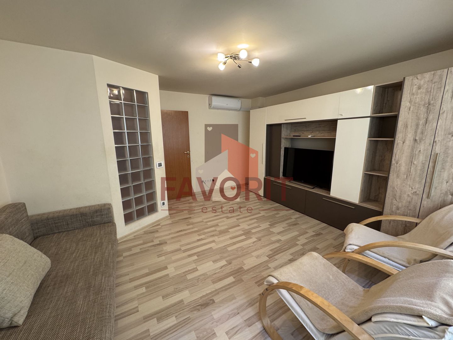 Disponibil imediat. Etaj 1. Centrala proprie. Vedere pe 2 parti. - Poză 1