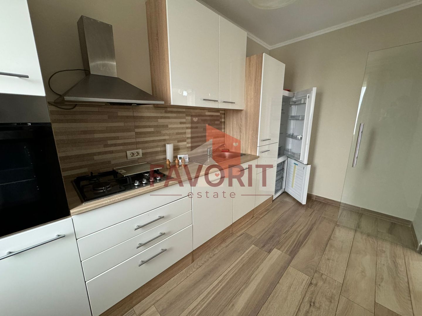 Curte proprie. Loc de parcare. Strada asfaltata - Poză 2