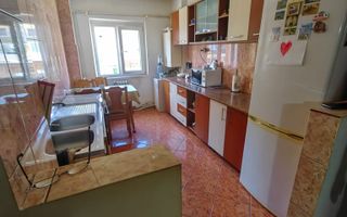 Apartament 3 Camere, Decomandat, Zona Cetate, Etaj 1 - Poză 1