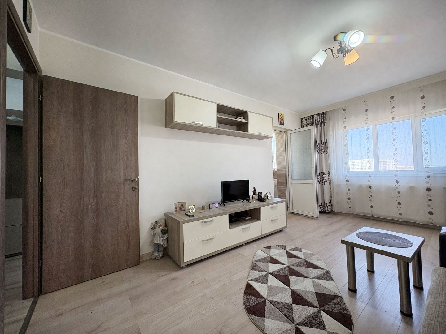 Garsonieră decomandata Titan – 1 Decembrie 1918, renovată, mobilata - Poză 1