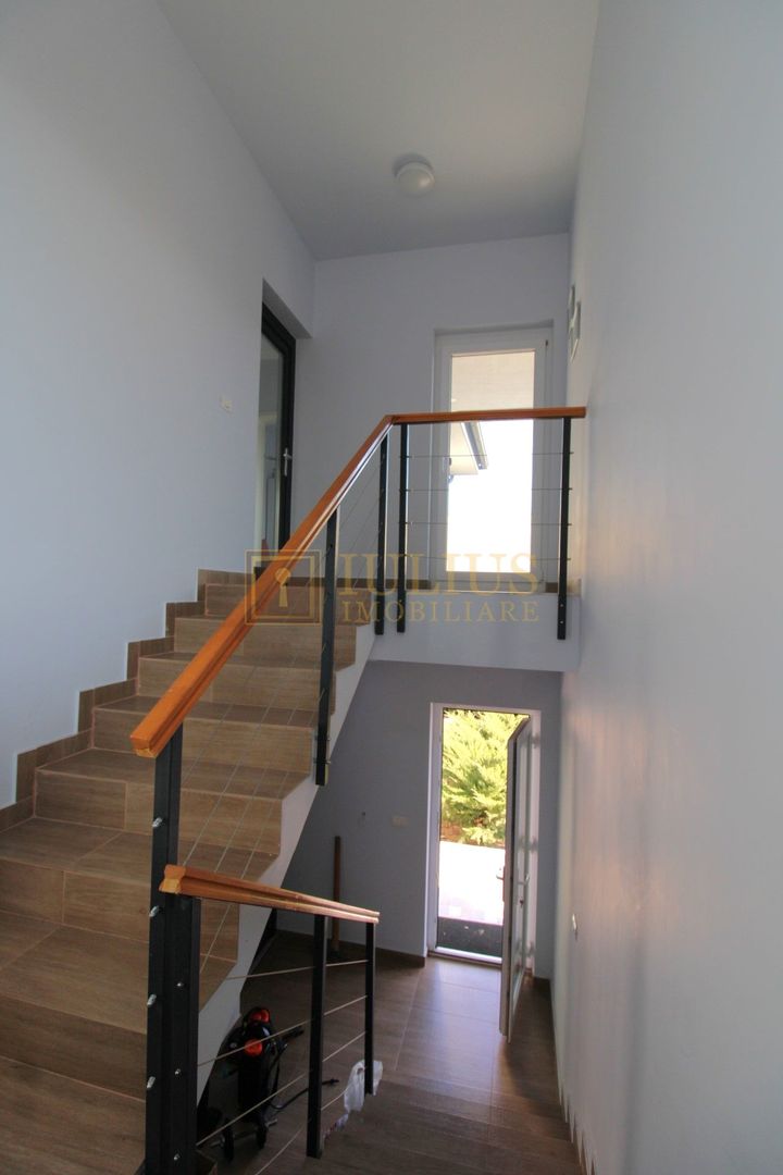 Casa cu 3 camere, locuri de  parcare, curte - Poză 24