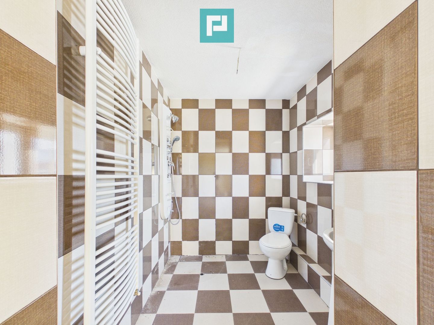 Casă cu 8 camere pentru investiții în Maciova CS - Poză 22