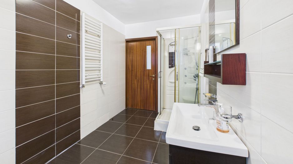 Casă spațioasă în Popești-Leordeni - Poză 5