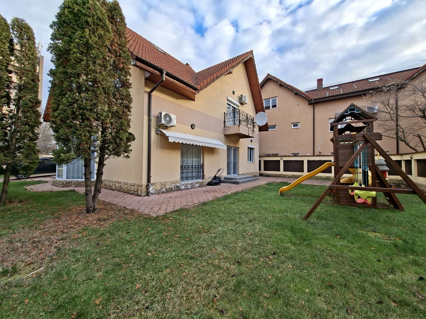 Vilă luminoasă I Gradina mare si loc de joacă privat I Iancu Nicolae - Poză 1