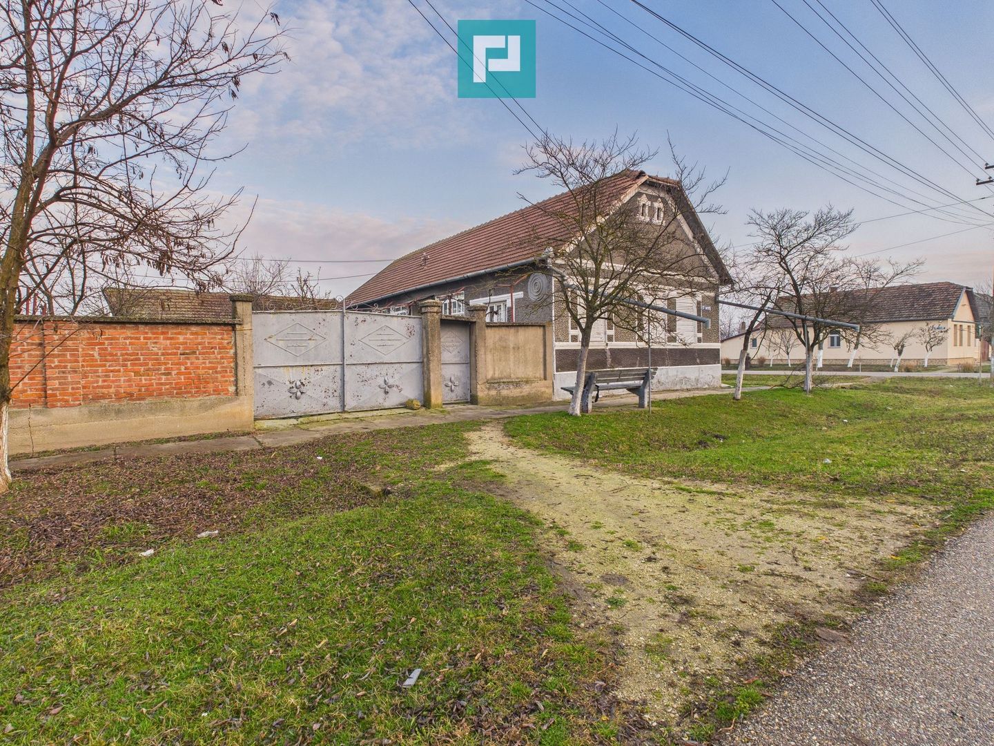 Proprietate cu 3 case din văiugă și teren în Nadab - Poză 6