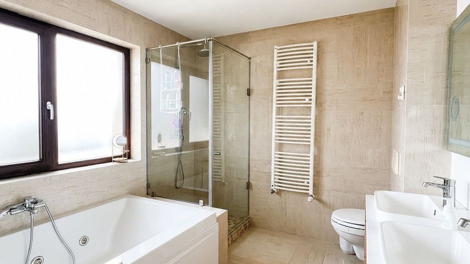 Vila cu 6 camere 4 bai, zona Spitalul Judetean, cu spa, garaj, beci - Poză 2
