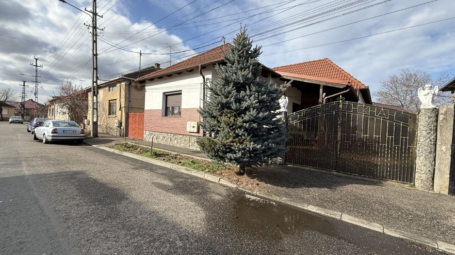 De Vanzare 2 Case In Curte Titulescu/Strada Crinului Teren 550MP - Poză 3