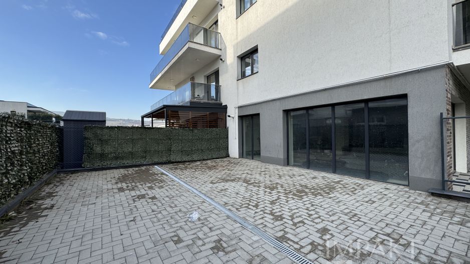 Spatiu comercial de 62 m2 cu terasa de 52 m2 in Borhanci - Poză 2