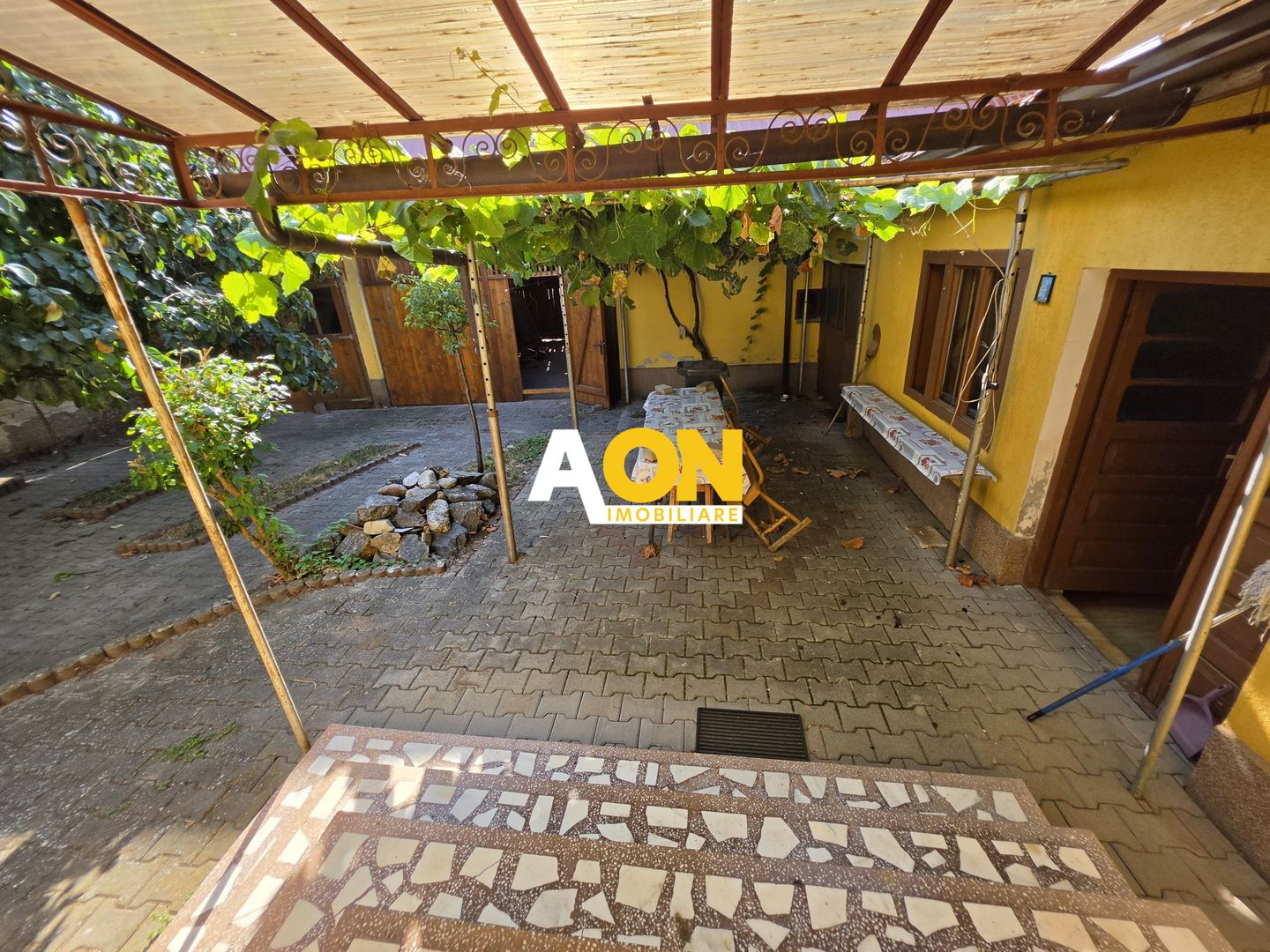 Casa cu 4 camere, 2024 mp teren, la asfalt, cu utilitati, Vintu de Jos - Poză 3