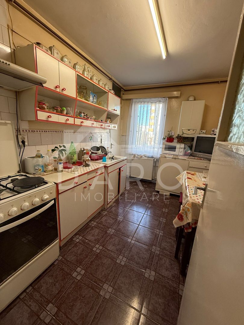 vând apartament 3 camere s - Poză 1