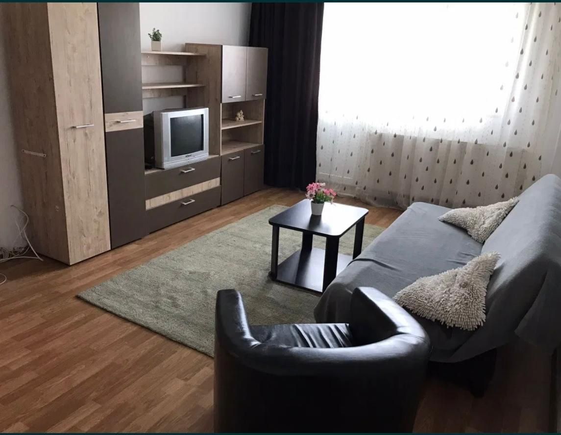 Apartament cu trei camere de inchiriat - Poză 1