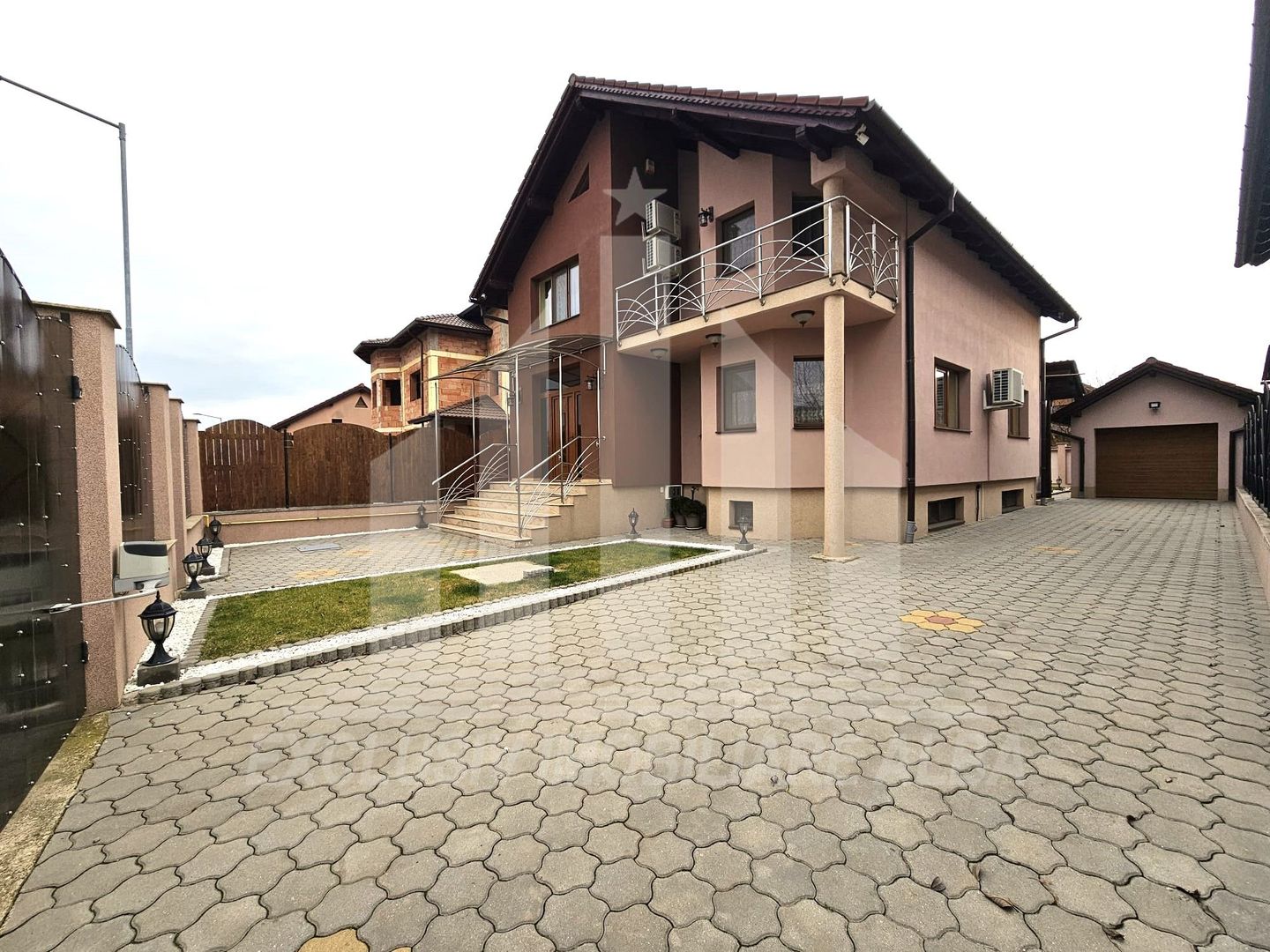 Casa individuala | Garaj | 200 mp | Asfalt | Mobilata | Alba-Micesti - Poză 1