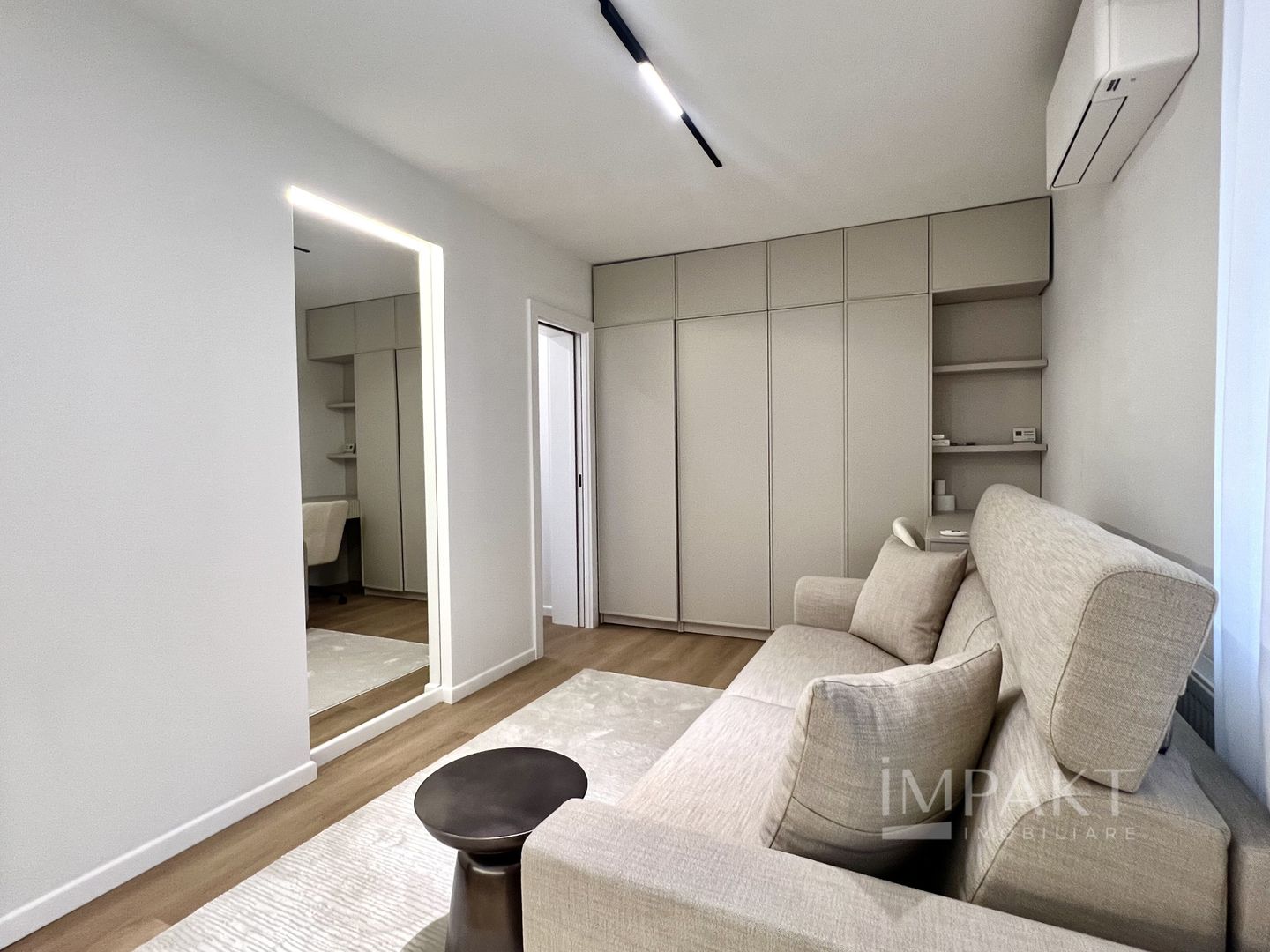 Apartament modern, recent renovat cu boxa si loc de parcare in centrul orasului! - Poză 3