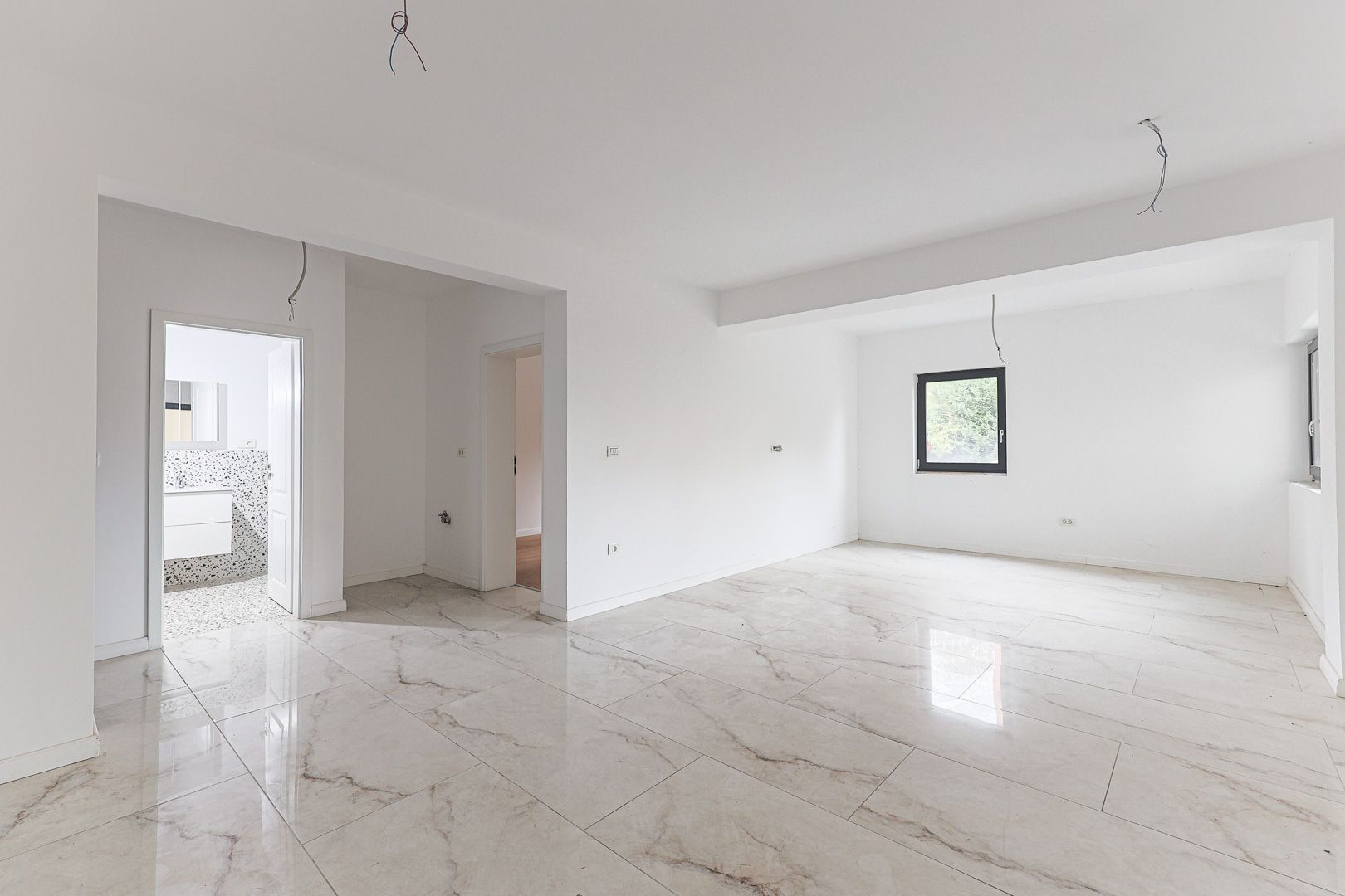 VÂNDUT! Apartament nou, ultracentral, cu loc de parcare privat - Poză 6