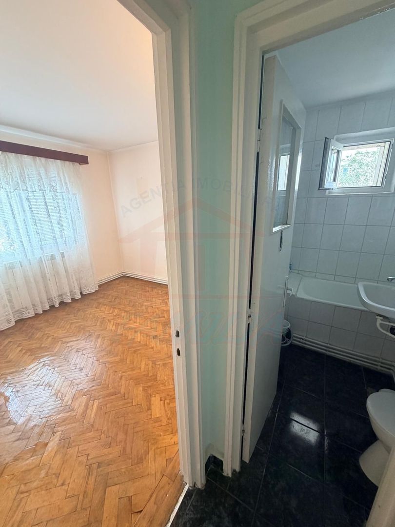 Vanzare apartament cu 4 camere in Micro 13, etaj 3, pret 65 000 euro - Poză 3