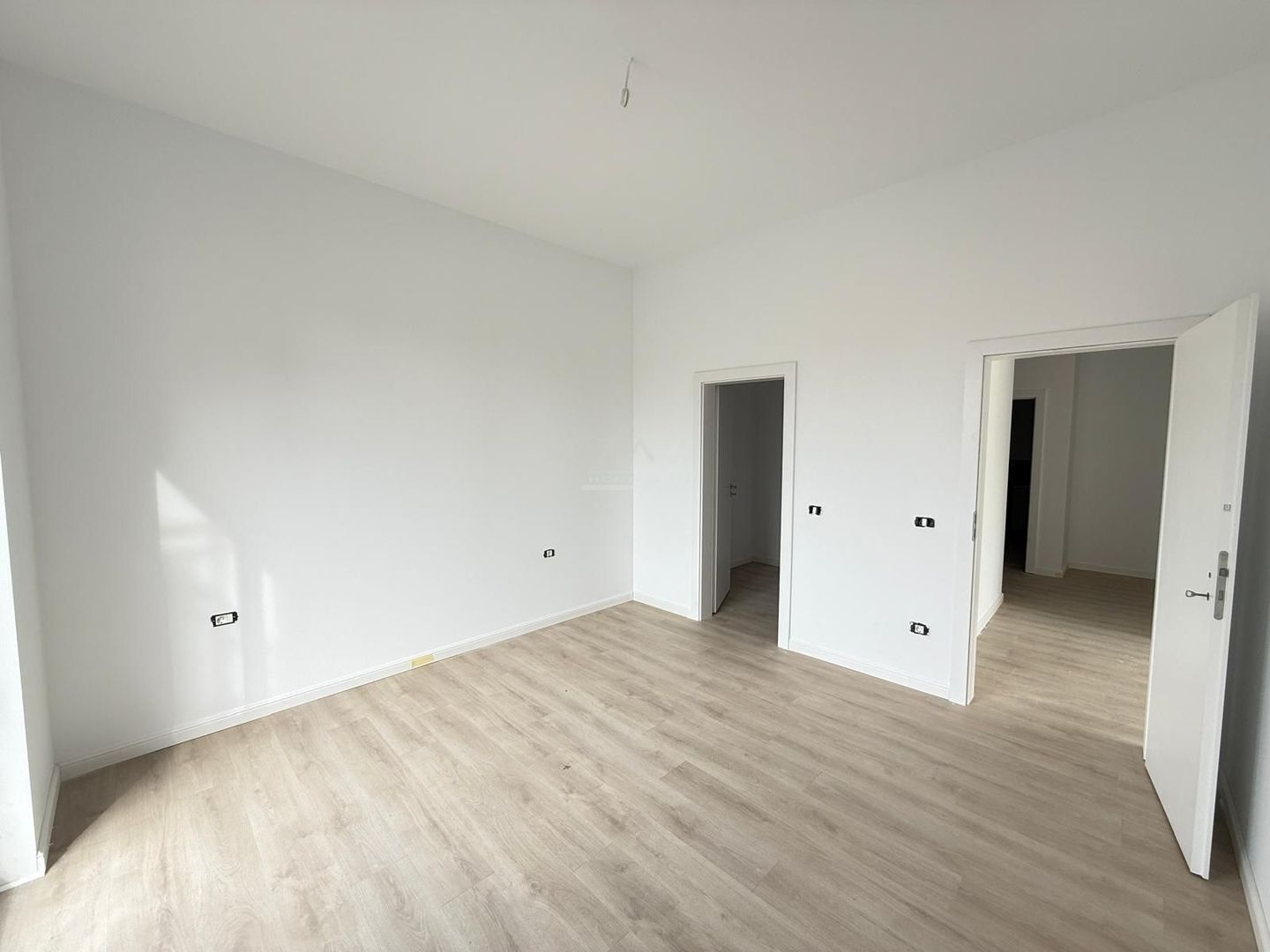 Gradina proprie 86 mp. Bucatarie inchisa. Dressing. Loc parcare. - Poză 8