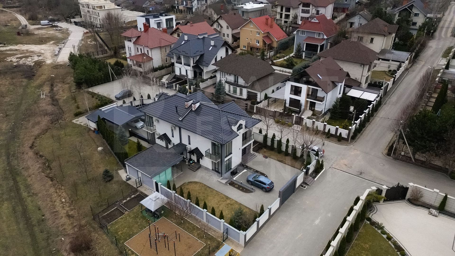 Vânzare,casă, 3 nivele, str. Nicolae Sulac , Codru - Poză 2